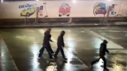 Petrol istasyonunda döner bıçaklı gasp kamerada