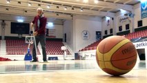 Temizlik görevlisinin basketbol yeteneği görenleri şaşırtıyor