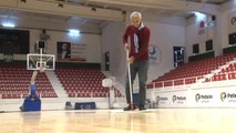 Temizlik Görevlisinin Basketbol Yeteneği Görenleri Şaşırtıyor