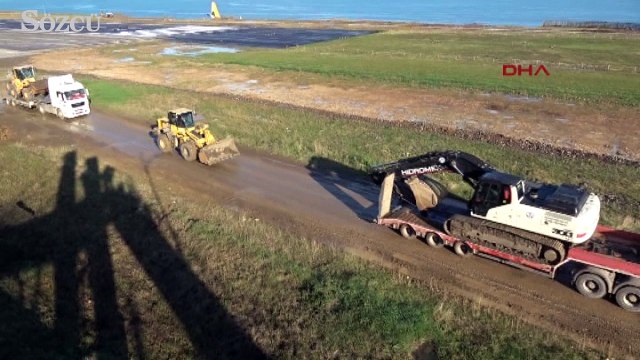 Trabzon’da pistten çıkan uçak deniz doğru kayıyor