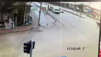 Kamyonet ile Otomobilin Çarpıştığı Kazanın Görüntüleri Ortaya Çıktı