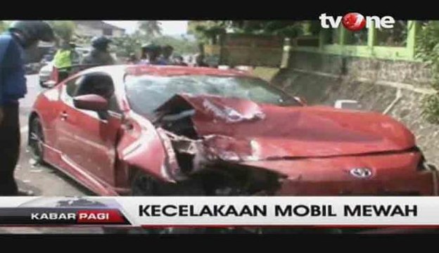 Mobil Mewah Tabrak Pengendara Motor Hingga Tewas
