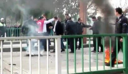 Köprüde tehlike dolu anlar! Sesini duyurmak için kendini yakmaya kalkıştı