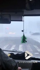 Repoussée par une rafale de tempête de neige cette femme fait demi-tour