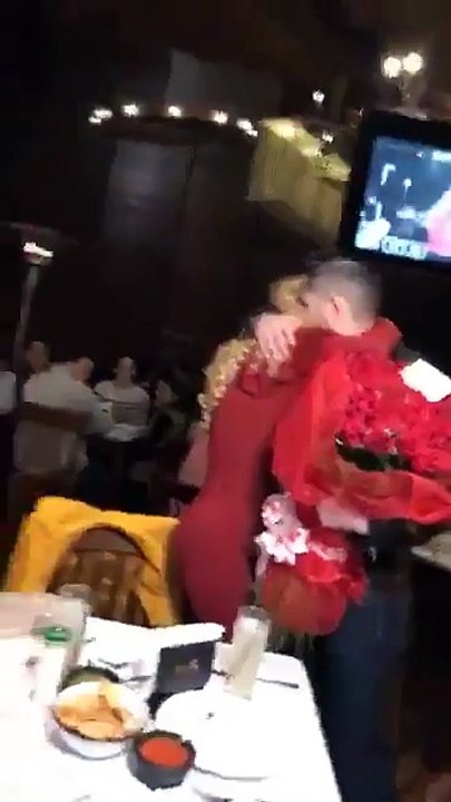 Un homme demande sa copine en mariage dans un restaurant mais ça tourne mal