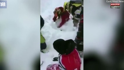 Sibérie : Un homme piégé sous la neige miraculeusement sauvé après une avalanche (vidéo)