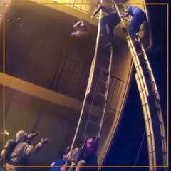 En Georgie, un pompier rattrape un enfant jeté d'un immeuble en feu