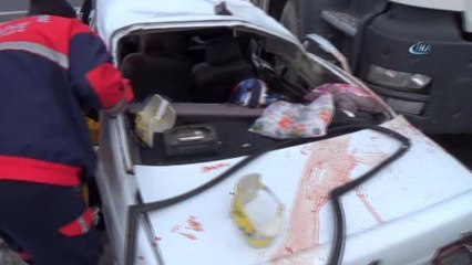 Tır Otomobili Biçti: 1 Ölü 4 Yaralı