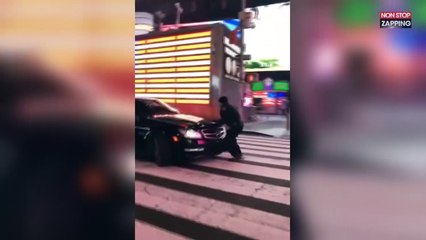 New York : Au volant de sa Mercedes, un homme tente de renverser un policier (vidéo)