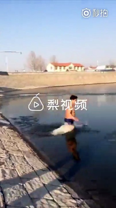 Tự tin tắm ở sông đóng băng nhưng không ngờ 10 giây sau người đàn ông lại gặp tai nạn