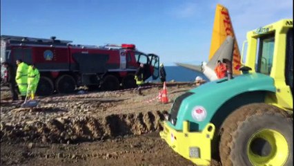 Trabzon’da pistten çıkan yolcu uçağının bulunduğu yerden çıkarılması için çalışmalar sürüyor