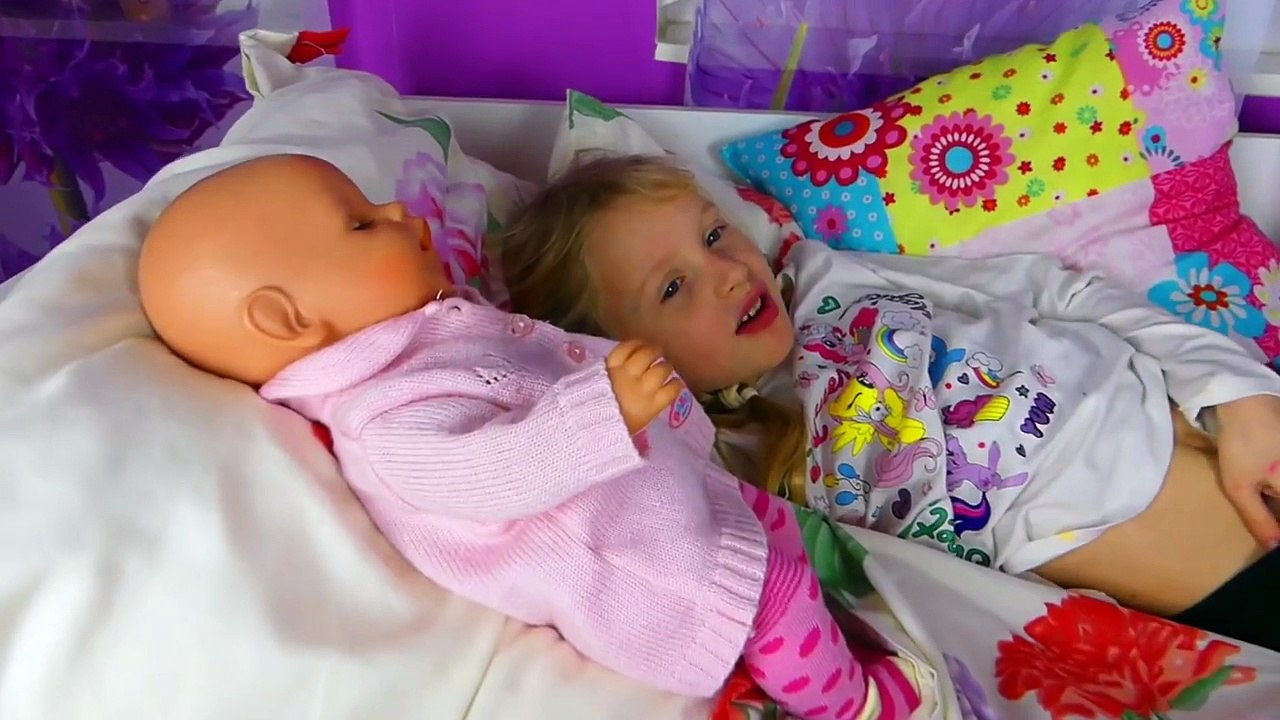 La Poupée Baby Born va au Mc Donald's en JEEP Rose