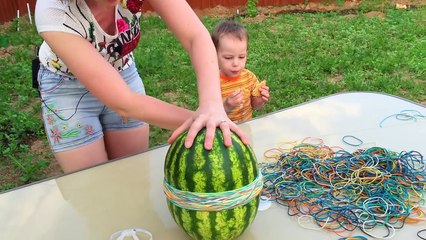 Взрываем арбуз резинками! Опыт с резинками: как взорвать большой арбуз? Explosion Watermelon slow-mo