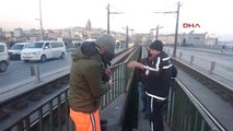 Galata Köprüsü'nde Tramvay Rayları Arasında Balık Avladılar