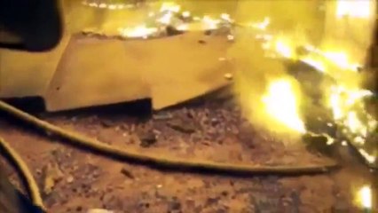 Un pompier attrape un bébé jeté d’un immeuble en feu - VIDEO