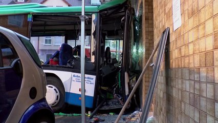 독일 통학버스가 집 들이받아 47명 부상 / YTN