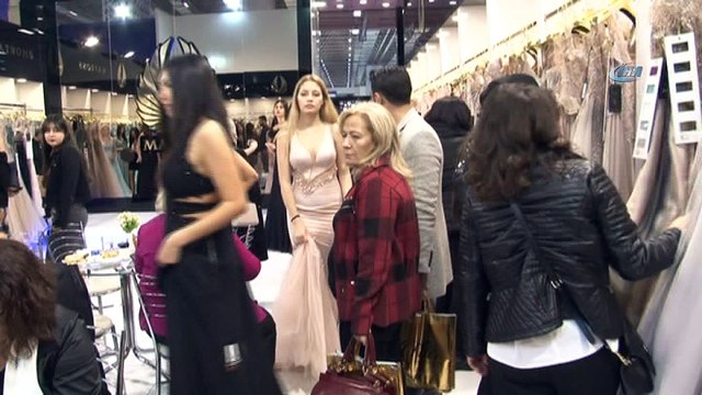 Gelinlik fuarında Hande Yener izdihamı