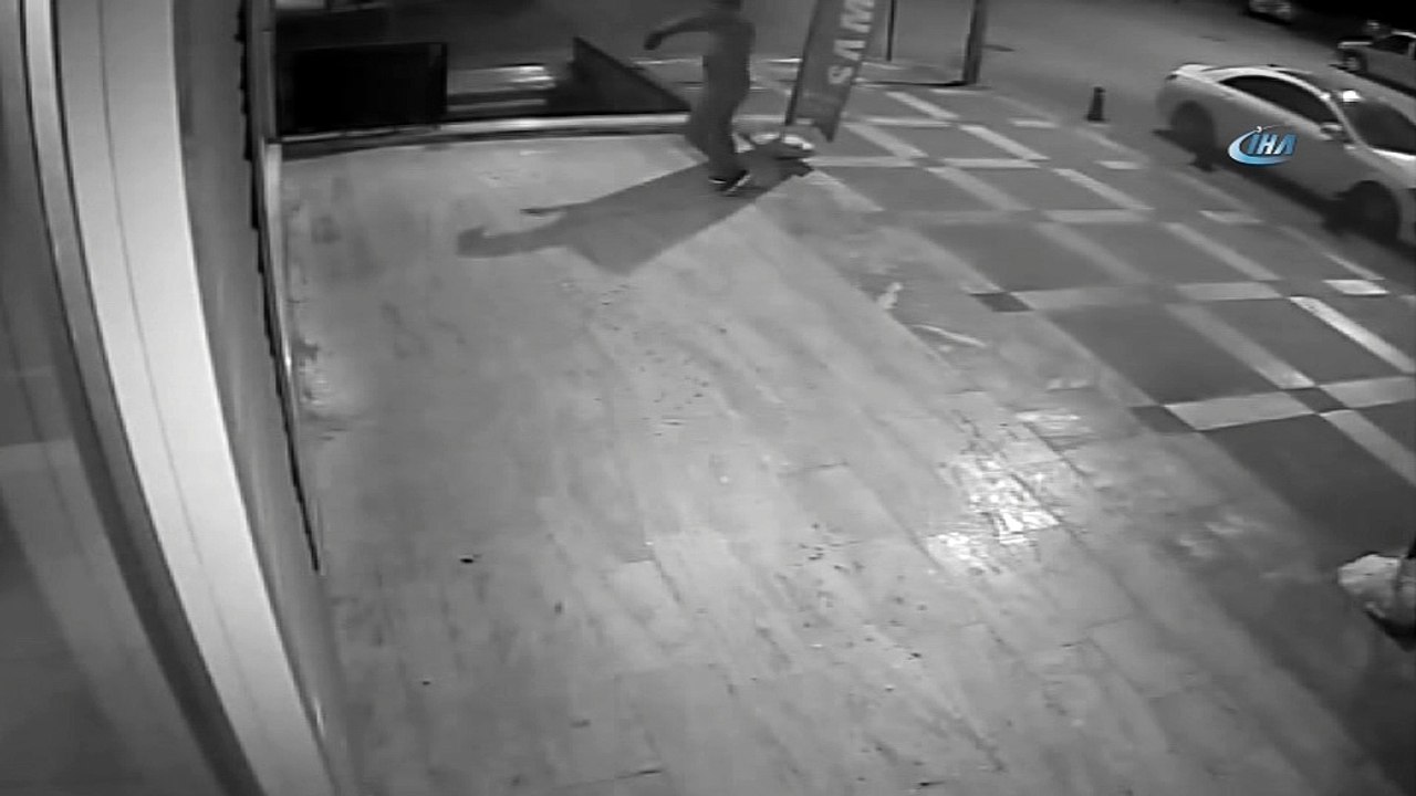 Camları kırarak iş yerlerini soyan hırsızlıklar kamerada