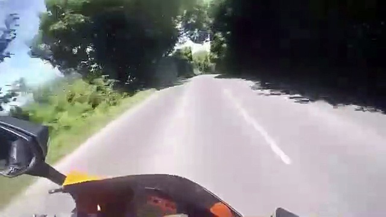 Ce motard va beaucoup trop vite et va le regretter amèrement... Chute à plus de 190kmh