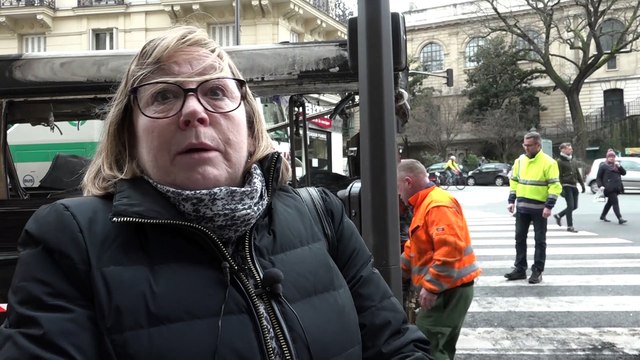 Paris : un bus s'embrase en pleine rue