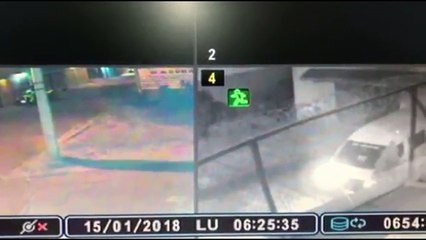 Rateros armados bajan a alumnos de camioneta escolar y se la roban en Ecatepec