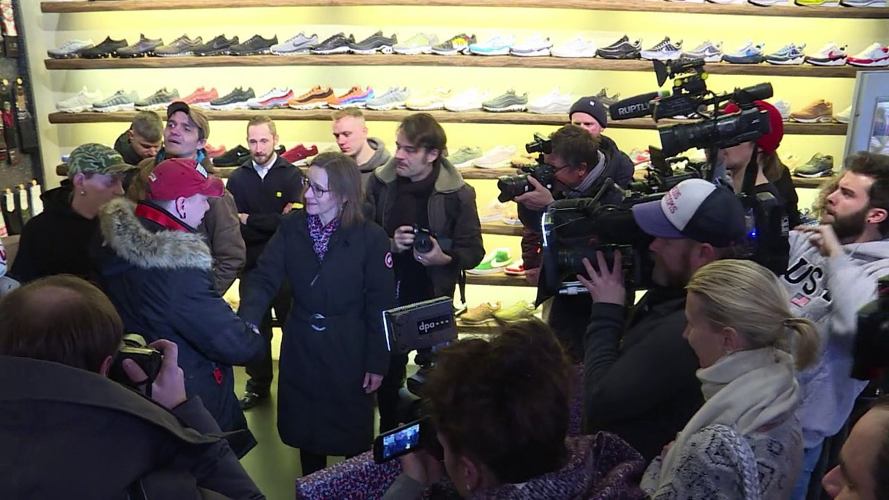 Berliner U-Bahn verkauft Sneaker im Sitzbezugsmuster