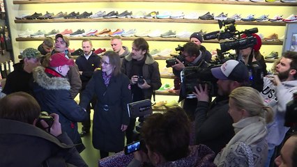 Berliner U-Bahn verkauft Sneaker im Sitzbezugsmuster