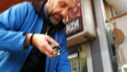 Yuvasından düşen yavru kumruya esnaf müdahale etti