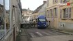 Vétheuil : un poids lourd coincé dans une rue du village