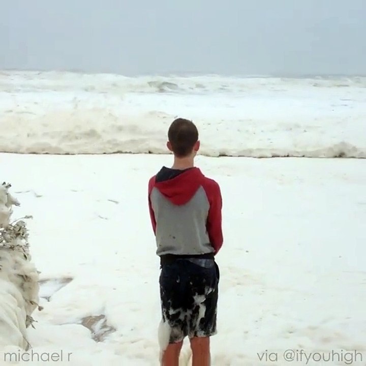 Un enfant prend un bain de mousse… dans la mer !