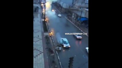 Un éclair frappe une voiture qui roule