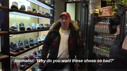 Shoe-Bahn: Berliners queue for sneaker-train tickets