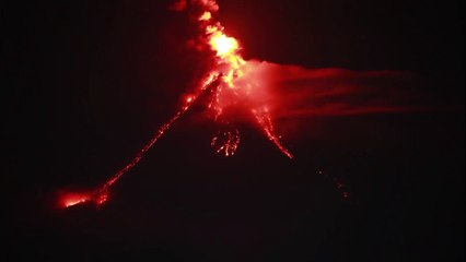 Volcán filipino comenzó a escupir lava