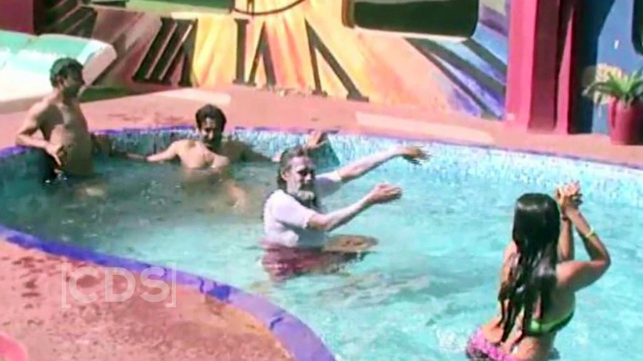 Bigg Boss 10 Uncut: Mona Lisa Swimming In Bikini With Om Swami !!