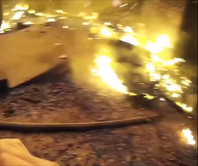 Un pompier sauve un enfant de la chute dans un incendie