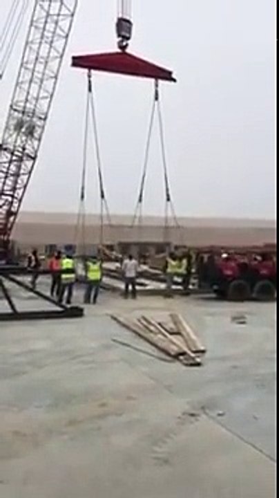 Une grue s'écroule sur des ouvriers