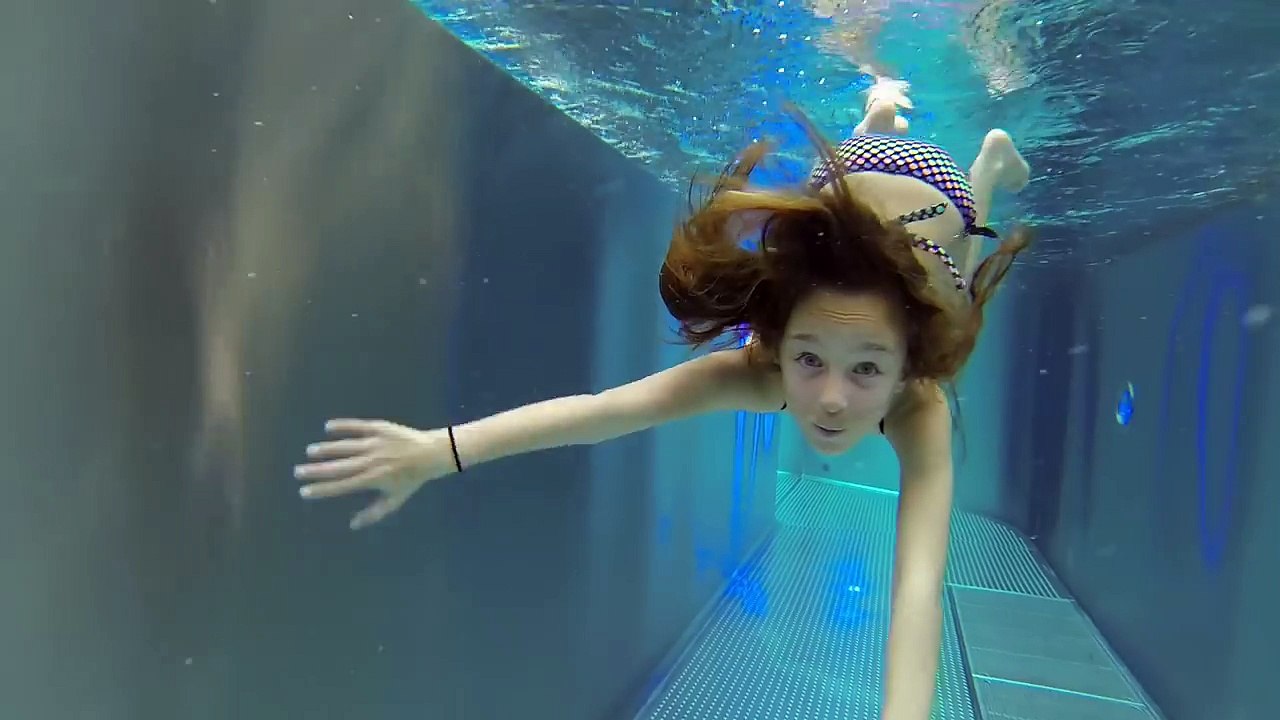 Carla Underwater swimming with snow