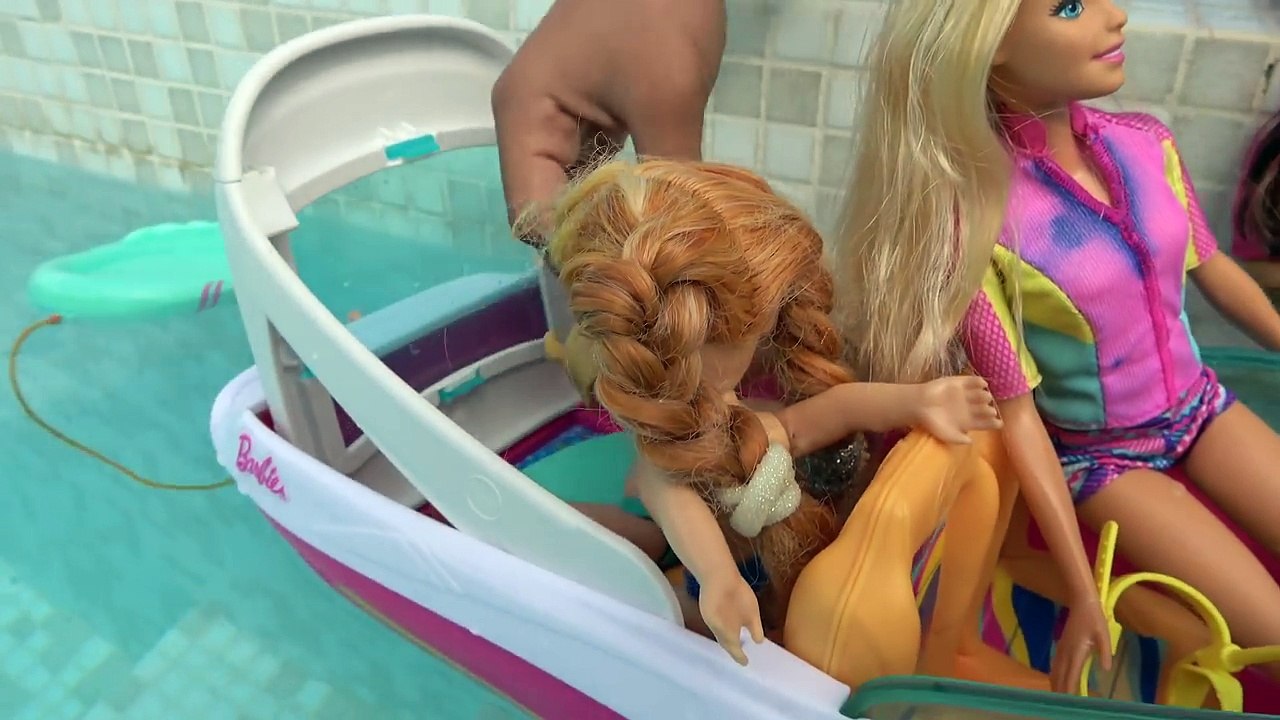 Elsa and Anna toddlers boat trip with Barbie and Skipper, playing with dolphins and fun!