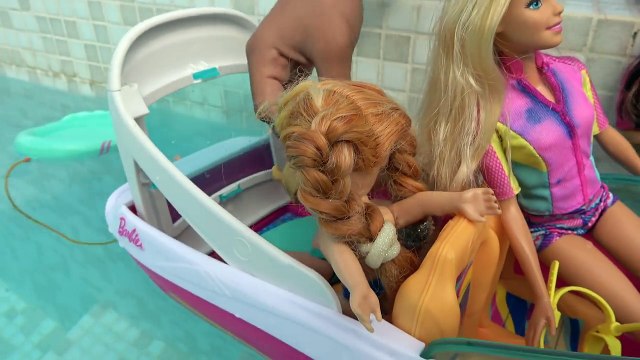 Elsa and Anna toddlers boat trip with Barbie and Skipper, playing with dolphins and fun!