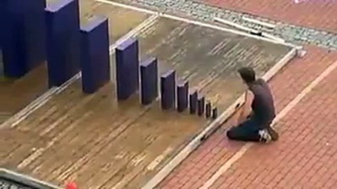 Comment détruire un bloc de pierre de 2 tonnes sans forcer... Effet domino