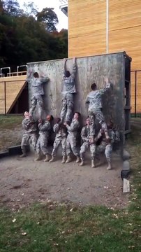 Voilà comment on franchit un obstacle en équipe dans l'armée... Belle preuve de solidarité