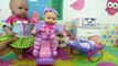 Bebés en Mundo Juguetes, la muñeca bebe Lucía juega con sus bebés de juguete a mamás y papás