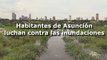 Habitantes de Asunción luchan contra las inundaciones