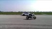 Un Tesla Roadster contra una moto eléctrica en una 'drag race', ¿quién