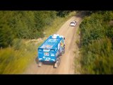 Un camión del Dakar persigue al Volkswagen Polo R WRC por los bosques finlandeses