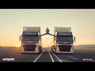 Van Damme se abre de piernas sobre dos camiones de Volvo