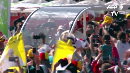 Papa atingido por objeto