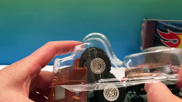 MONSTER MUTT Monster Jam Travel Treads Hauler