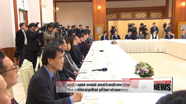 President Moon Jae-in invites leaders of small businesses, venture firms to the Blue House