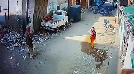 کراچی شاہ فیصل کالونی میں یہ پرسرار آدمی کون ہے...‬